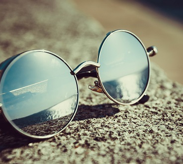 Fotografía en color de gafas de sol expuestas al sol