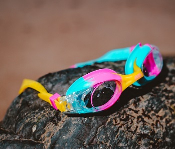 Fotografía en color de gafas para natación