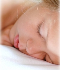 fotografía en color de una persona joven durmiendo