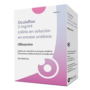 Fotografía en color sobre fondo blanco de medicamento, Oculaflox, colirio en solución en envase unidosis