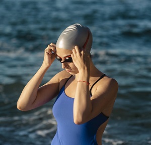 Fotografía en color sobre mujer en bañador y con gafas para proteger sus ojos.