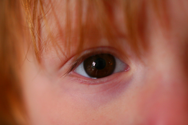 Fotografía en color de ojo de niño-a